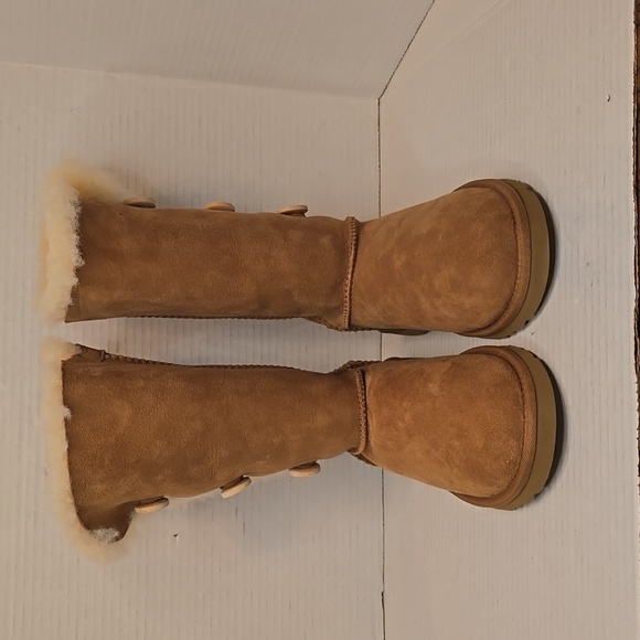 SOLD on eBay!! UGG Australia Classic Tall Bailey Button Triplet Shearling Size 4 - Picture 3 of 12